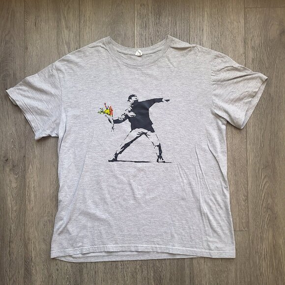 Gray Banksy Man Throwing Flowers print t-shirt, size XXL - Picture 3 of 7